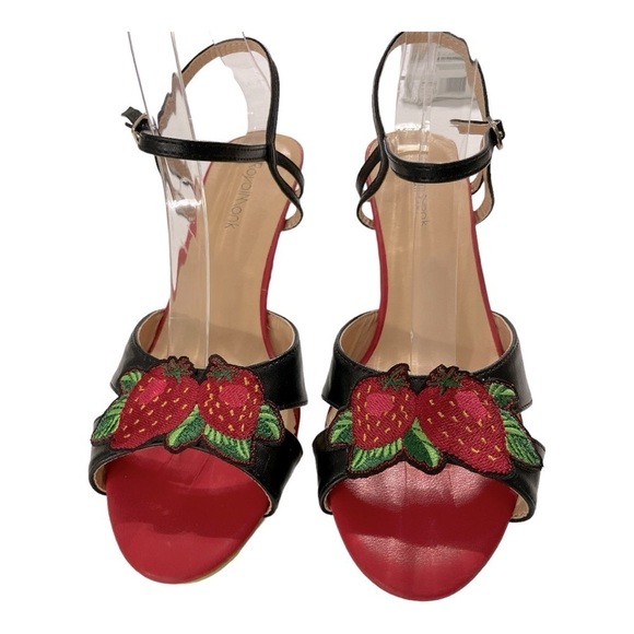 ModCloth Royal Monk
Strawberry Heels Size 5 - Picture 3 of 8